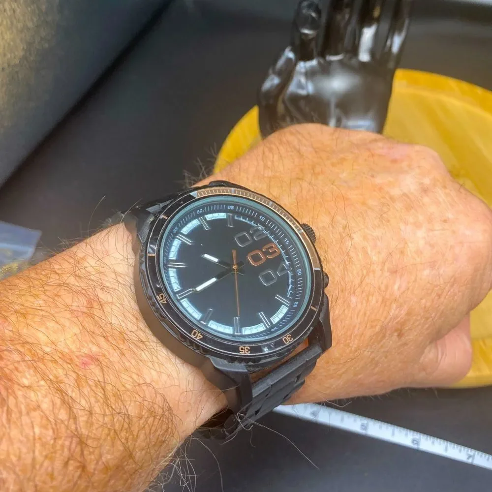 Mens large no name watch that is NWOT and works perfectly